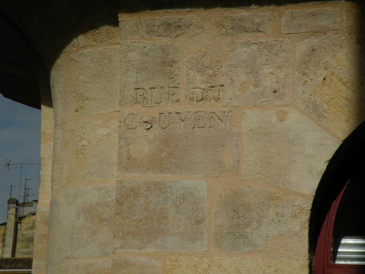  nom de rue gravé dans la pierre